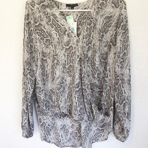 West Kei Women’s medium top, gray snake print